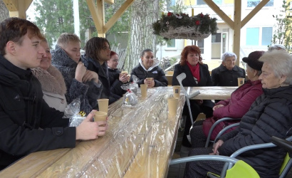 Embedded thumbnail for Az új kültéri pavilon az idősek és a fiatalok kapcsolattartását is szolgálja