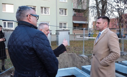 Embedded thumbnail for A miniszter megtekintette a főld alatti szeméttárolókat, majd támogatást ígért