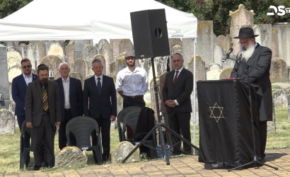 Embedded thumbnail for A zsidók koncentrációs táborokba hurcolásának 80. évfordulójára emlékeztek