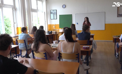 Embedded thumbnail for Az alap- és középiskolákban is kiosztották az év végi bizonyítványokat