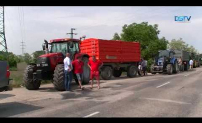 Embedded thumbnail for A mezőgazdászok újabb traktoros felvonulással adtak nyomatékot követeléseiknek