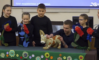 Embedded thumbnail for A Kapocs világjáték erősíti a világ különböző pontjain élő fiatalok nemzeti identitását