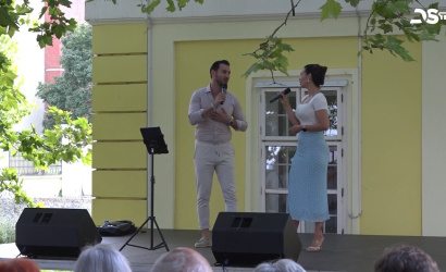 Embedded thumbnail for Udvari muzsika: tehetséges beregszászi gyerekek, valamint a Kosár-házaspár fellépése