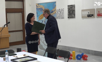 Embedded thumbnail for Ünnepélyes keretek között díjazták a legjobb írókat