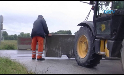 Embedded thumbnail for Útjavítás miatt több hétre lezárták a medvei Duna-hidat