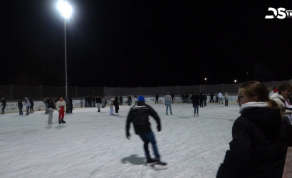 Embedded thumbnail for A hideg idő kedvez a korcsolyázóknak és a városi műjégpálya üzemeltetőjének