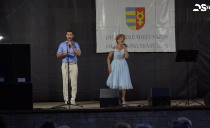 Embedded thumbnail for Kosáry Judit és Kosár Szabolcs szórakoztatta a közönséget a kultúrház előtt