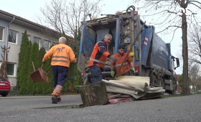Embedded thumbnail for A lakosok nagy mennyiségű hulladékot helyeznek ki a házak elé