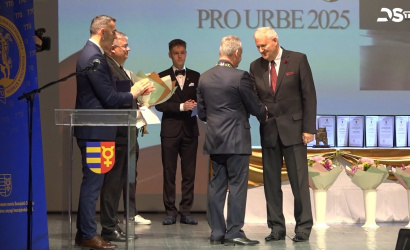 Embedded thumbnail for Dunaszerdahely város díjait a városi művelődési központban adták át
