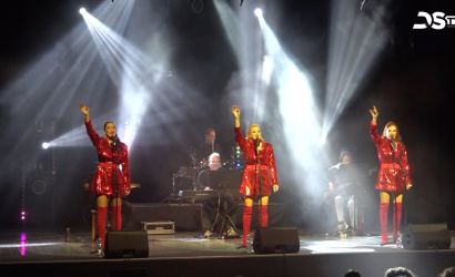 Embedded thumbnail for Nagy sikerű koncertshow Fésűs Nellyvel, Ladinek Judittal és Détár Enikővel