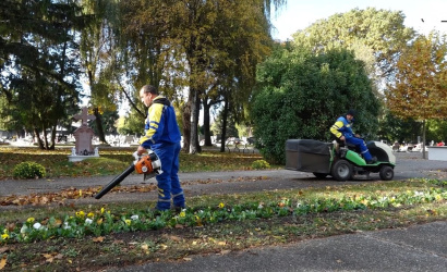 Embedded thumbnail for Zöldterületek karbantartása és szoborfelújítás a kiemelt napok előtt a temetőkben