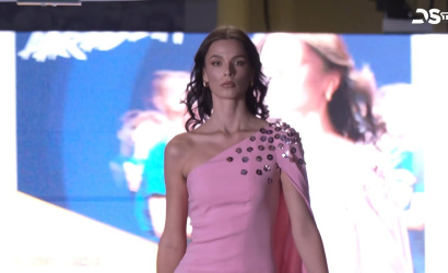 Embedded thumbnail for Az év divattervezőjének ruhakollekcióját is láthatta a közönség