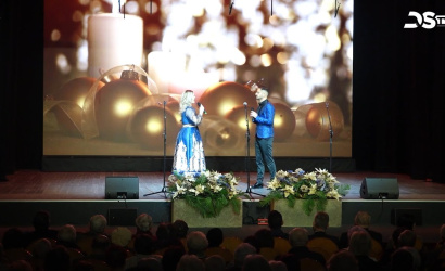 Embedded thumbnail for Az ünnepi rendezvényen a szépkorúak szimbolikus ajándékot vehettek át