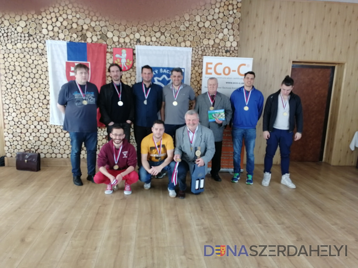 balról jobbra állnak: Varga Zoltán, Vajda Levente, Bokros Albert, Czebe Attila, Ráchela József edző, csapatvezető, Németh Miklós, Bagi Máté, guggolnak, balról: Petényi Tamás, Csonka Attila és Petényi György klubelnök. Extraliga – ezüstérmes a dunaszerdahelyi sakkcsapat