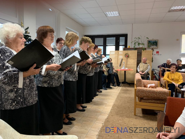 Karácsonyváró találkozó a nyugdíjasklubban