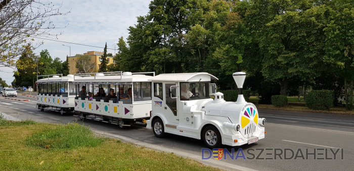 Városnéző kisvonat indult