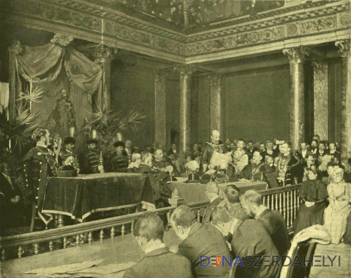 Szladits doktorrá avatása a királyi kitüntetés mellett, a Magyar Tudományos Akadémia nagy dísztermében 1895. október 30-án. A magyar magánjogtudomány „Semmelweise” is dunaszerdahelyi volt