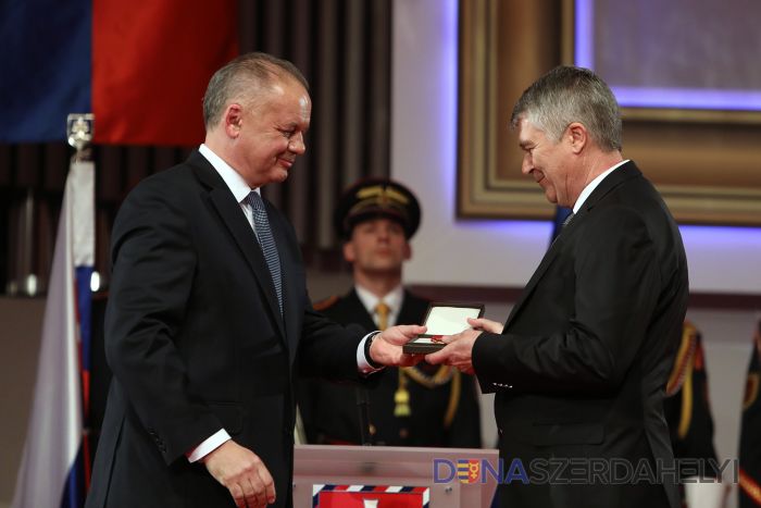 Zalabai Gyula veszi át a kitüntetést (Fotó: prezident.sk) Dunaszerdahelyi személyiségeket is kitüntetett Kiska
