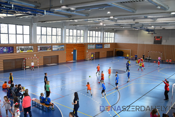 Fiatal kézilabdások versenyeznek a sportcsarnokban