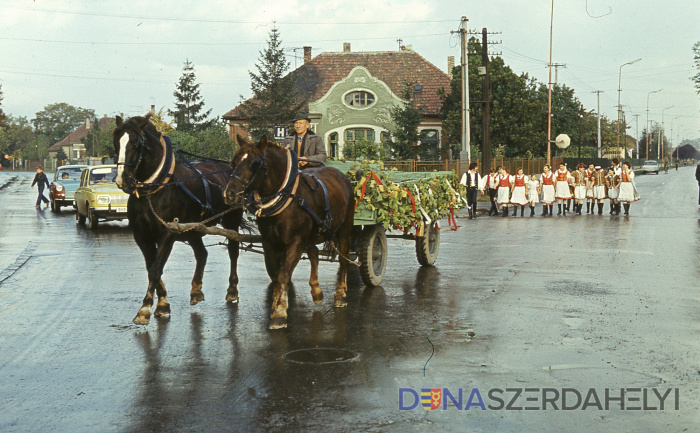 Az első Csallóközi Vásár felvonulással kezdődött (a Csaplár Benedek Adattár archívumából) Jövőre negyven!