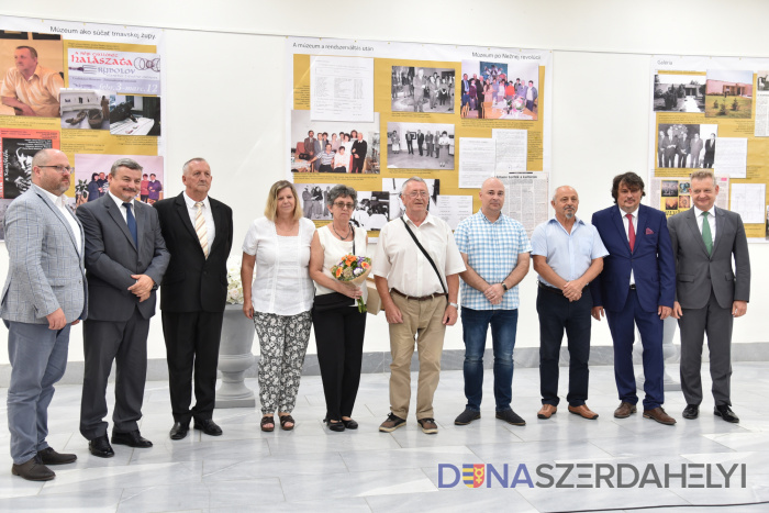 Balról Peter Kadlic, Berényi József, Zsigmond Tibor, Madari Ildikó, Bevilagua Olga, Végh László, Nagy Attila, Andrejkovics Pál, Nagy Iván és Hájos Zoltán „A Csallóközi Múzeum az itt élő embereké”