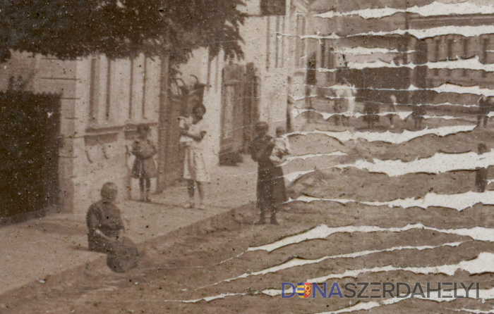 Nemesszegi utcarészlet az 1910-es évekből (sérült kép, részlet, Csaplár Benedek Adattár) „Hatvan rajkó hegedűvel a dunaszerdahelyi cigány iskolában”