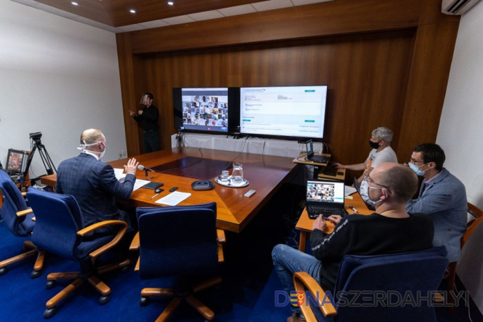 Először tanácskoztak videókonferencia segítségével a megyei képviselők