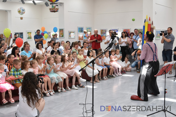 Archív felvétel, Rózsár Vince Az idén is színeztek a Ceruzák