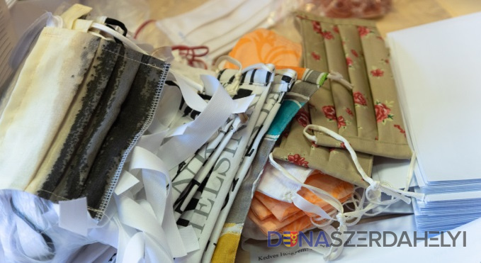Az önkéntesek elegendő mennyiségű szájmaszkot készítettek, ezért a város a polgárok további csoportjai számára is segítséget tud nyújtani