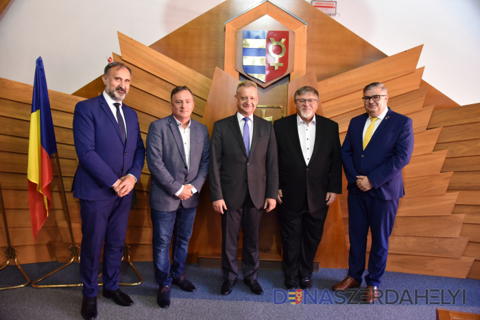Balról A. Szabó László dunaszerdahelyi alpolgármester, Szeles Szabolcs győri alpolgármester, dr. Hájos Zoltán dunaszerdahelyi polgármester, dr. Dézsi Csaba András győri polgármester és Karaffa Attila dunaszerdahelyi alpolgármester (Nagy Attila felvétele) Tovább épül a Csallóköz és a Szigetköz turizmusa
