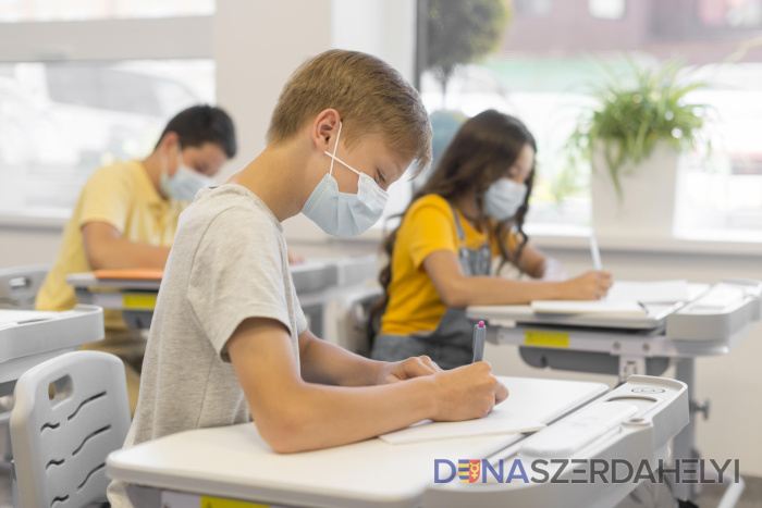 Illusztrációs felvétel (feepic) Szájmaszkban és becsületbeli nyilatkozattal kezdődik a tanév