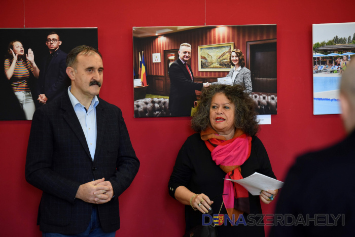 A. Szabó László alpolgármester és Szakáll Farkas Mária képzőművész (Nagy Gyula felvétele) „A legtökéletesebb technika sem helyettesíti a fotós szemeit”