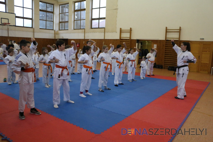 Két edzőtáboron vannak túl a karatékák
