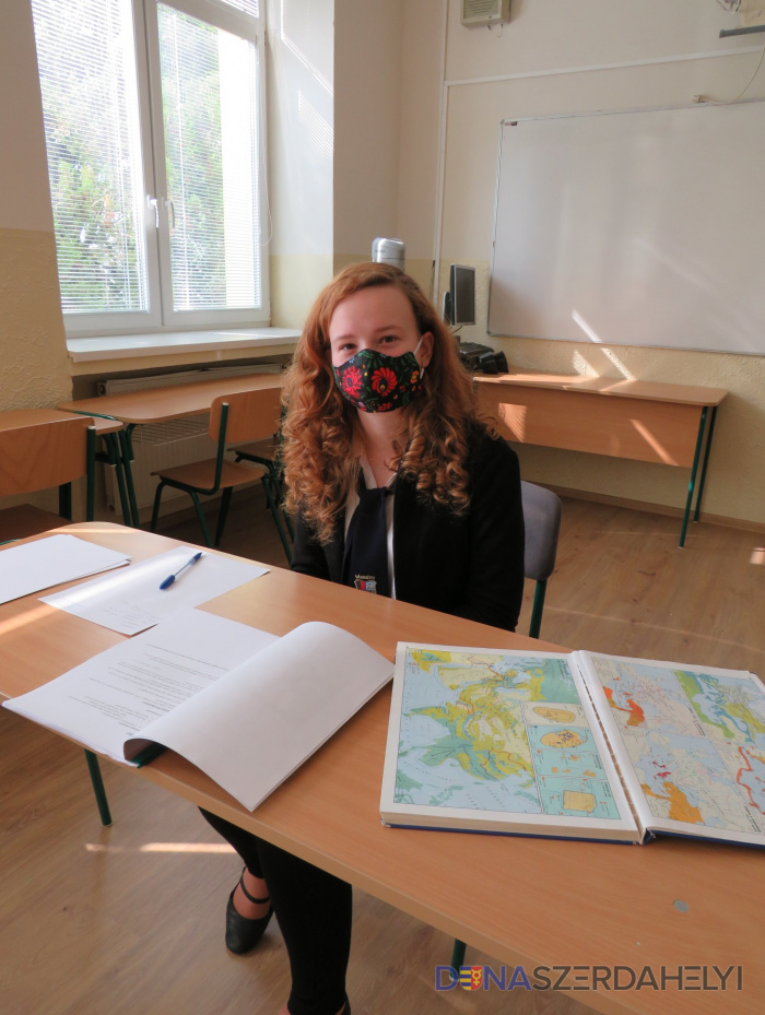 A Vámbéry Ármin Gimnázium tanulója a zöldasztalnál. Foró: Vámbéry Ármin Gimnázium FB-oldala Nagyszombat megye: idén 3055 diák érettségizik, közülük 203 a zöldasztalnál
