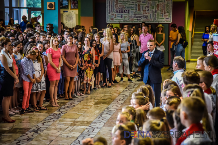 Nagy Attila archív felvétele a 2019-es tanévnyitón készült Hétfőn visszatérnek a Vámbérybe az alsósok