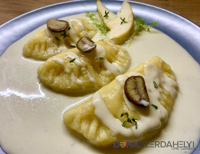 Szabó B Csilla felvételei Körtével töltött nudlibatyuk gorgonzola mártásban, gesztenyével és friss kakukkfűvel