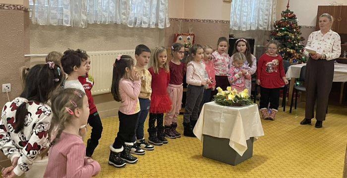 Karácsony örömét vitték az idősek otthonába az óvodások