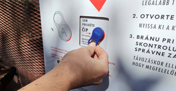 Elektromos zár a kukaketrecen – elindult a rózsaligeti „pilot projekt” 