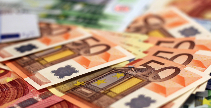 Ismét emelkedik a minimálbér, jövőre megközelíti az 1000 eurót