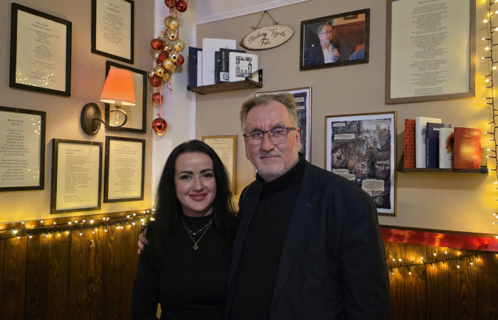 Verssel a mindennapokban – felavatták Hodossy Gyula versfalát Dunaszerdahelyen, a Nosztalgia Pubban