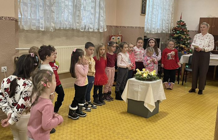 Karácsony örömét vitték az idősek otthonába az óvodások