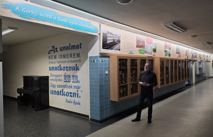 A Gorkij sulitól a Szabó Gyula Alapiskoláig – látványos iskolatörténet a nagyfolyosón