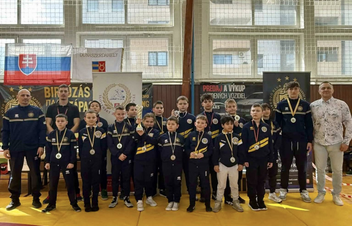 Taroltak a fiatal birkózók: 10 aranyérem és csapatgyőzelem Dunaszerdahelyen