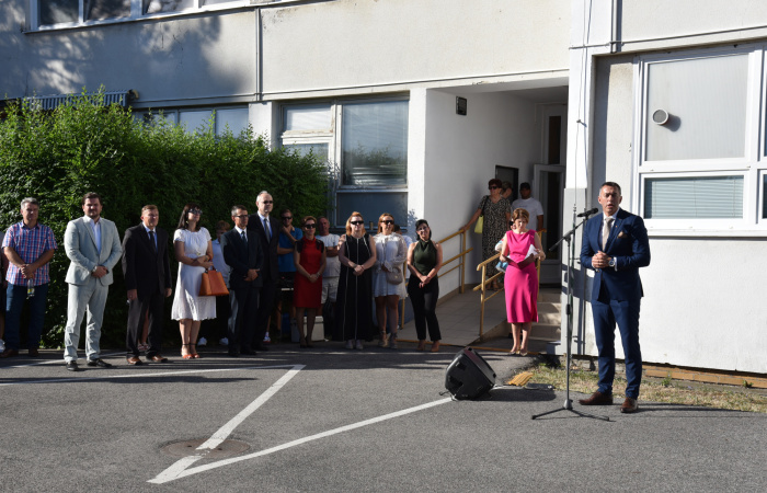 Ünnepélyesen megnyitották az új tanévet a Vámbéry Ármin Alapiskolában