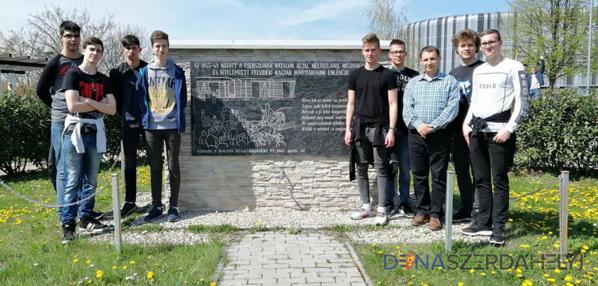 A szakközépiskolások is megemlékeztek a Felvidékről kitelepített magyarok emléknapján