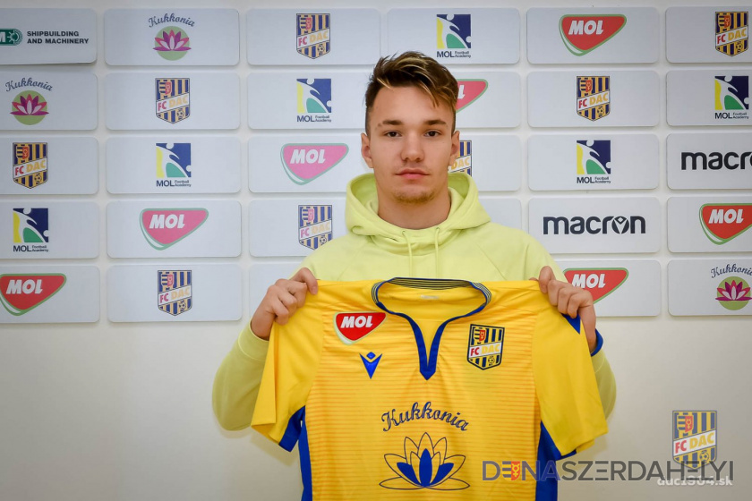 Šimon Dolinský 2022 nyárig írt alá
