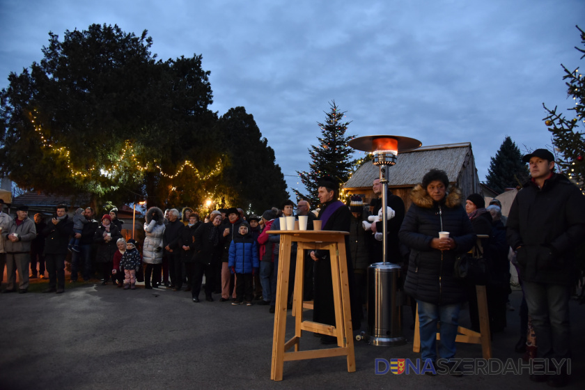 Sikabonyban is felgyúltak a remény fényei