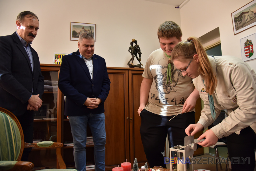 Nagy Attila felvételei A városházán is fogadták a betlehemi békelángot