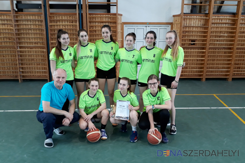 A Vámbéry Ármin Alapiskola csapata Kosárlabdában erősebbek a somorjaiak
