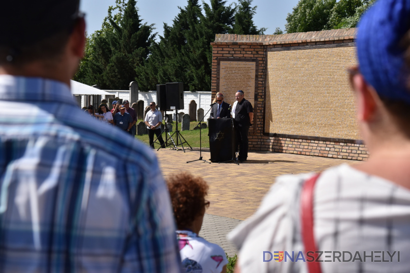 „A rossz diadalához elegendő, ha a jó emberek nem tesznek semmit”